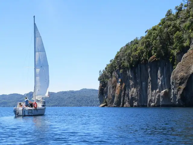 Navegación a vela en el Lago Nahuel Huapi con Kondor Aventuras